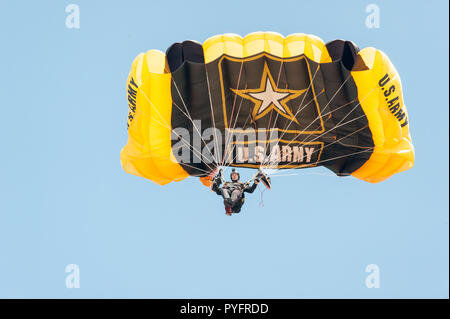 Golden Knights de l'armée américaine de l'Équipe de parachutistes sautant au 2018 Grand New England Air & Space Show au Westover Air Reserve Base. Banque D'Images