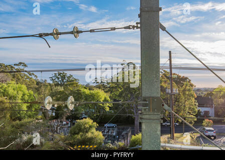 De nouveaux poteaux d'acier et de câbles aériens sur le réseau des trains de Sydney près de Gordon Station sur la rive nord de Sydney à feuilles ligne T1. Banque D'Images