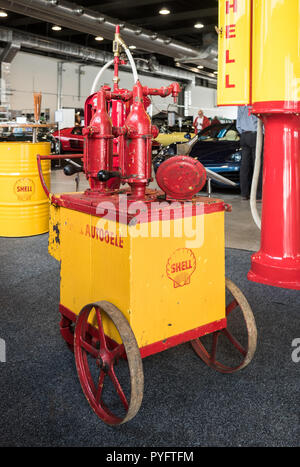 Vérone, Italie - 9 mai 2015 : Ancienne pompe panier utilisé pour transférer le carburant de la barils à l'automobile. Banque D'Images