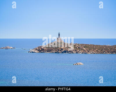 Le phare sur un promontoire entouré par la mer bleue. Banque D'Images