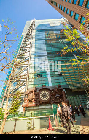 Tokyo, Japon - 20 Avril 2017 : vertical Vue de dessous de la tour de l'horloge Ghibli Nittele, Nippon Television siège, Minato ward. Le Victorian steampunk icône horloge du quartier de Shimbashi. Banque D'Images