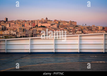 Cagliari vu depuis le pont d'un navire amarré dans le port. Banque D'Images