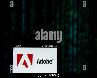 Adobe Inc. logo vu affichée sur téléphone intelligent. Adobe Inc. est une multinationale américaine de logiciels d'entreprise. Banque D'Images