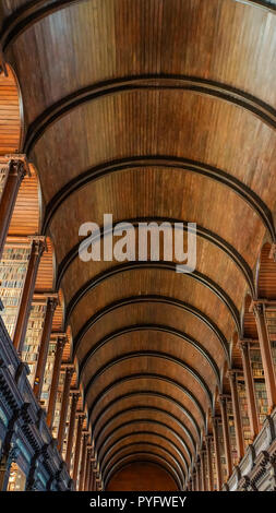 La salle historique de l'ancienne bibliothèque à l'université de trinité logement une archive précieuse de livres anciennes et historiques de Dublin, Irlande Banque D'Images