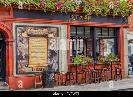 Dublin / Irlande - septembre 18,2018 : corner Irish Pub dans une rue de Dublin Banque D'Images