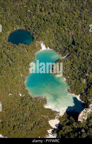 Les lacs de cratère, Rainbow Mountain, près de Rotorua, île du Nord, Nouvelle-Zélande - vue aérienne Banque D'Images