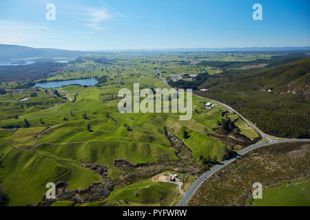 Les terres agricoles et l'intersection de routes 5 et 38, près de Rotorua, île du Nord, Nouvelle-Zélande - vue aérienne Banque D'Images