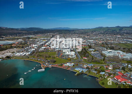 Ohinemutu village Maori, le Lac Rotorua, front de mer, et le centre ville, Rotorua, île du Nord, Nouvelle-Zélande - vue aérienne Banque D'Images
