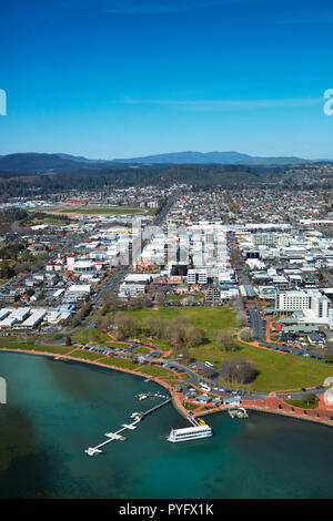 Lakeland Reine à aubes du lac Rotorua, réserver, et le centre ville, Rotorua, île du Nord, Nouvelle-Zélande - vue aérienne Banque D'Images