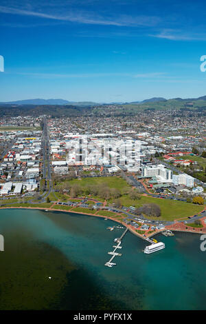 Lakeland Reine à aubes du lac Rotorua, réserver, et le centre ville, Rotorua, île du Nord, Nouvelle-Zélande - vue aérienne Banque D'Images