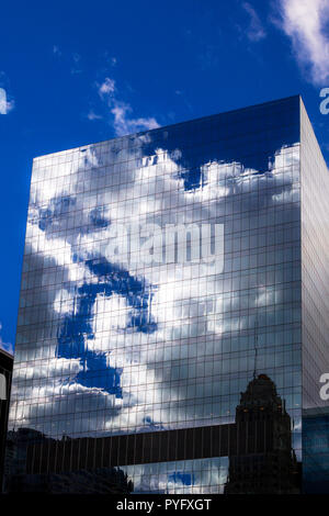 Qui se reflète sur les nuages d'un édifice moderne en verre Banque D'Images