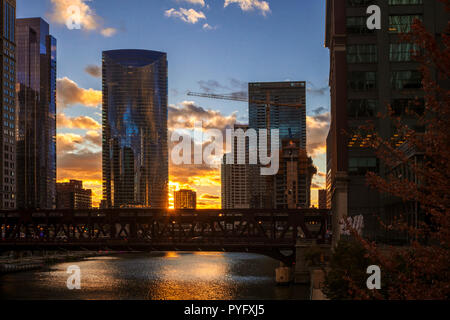 Coucher de soleil sur la rivière Chicago dans le centre-ville de Chicago Banque D'Images