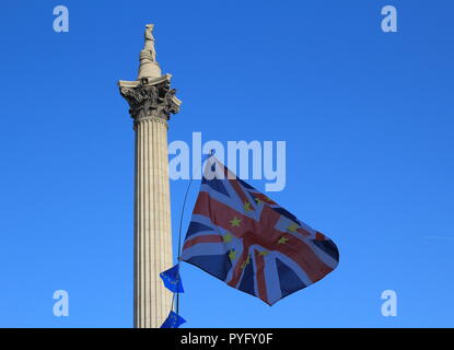 Londres, Royaume-Uni - 20 octobre, 2018 : UK et drapeaux de l'UE à Trafalgar Square à Londres Banque D'Images