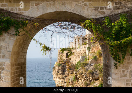 Ponte Lama Monachile bridge à Polignano a Mare, Mer Adriatique, Pouilles, province de Bari, Italie, Europe Banque D'Images