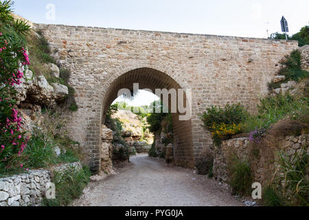 Ponte Lama Monachile bridge à Polignano a Mare, Mer Adriatique, Pouilles, province de Bari, Italie, Europe Banque D'Images