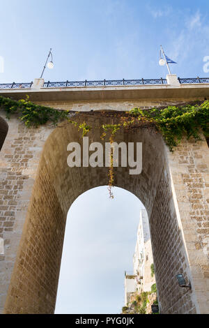 Ponte Lama Monachile bridge à Polignano a Mare, Mer Adriatique, Pouilles, province de Bari, Italie, Europe Banque D'Images