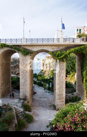 POLIGNANO A MARE, ITALIE - 6 juillet 2018 : les gens sur le pont Ponte Lama Monachile, Mer Adriatique, Pouilles, province de Bari le 6 juillet 2018 à Polignano a M Banque D'Images