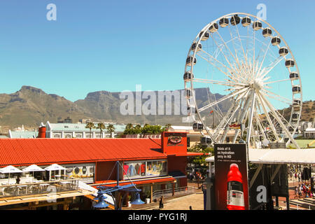 Cape Town - 2011 : Victoria & Alfred Waterfront et grande roue avec une montagne en arrière-plan Banque D'Images