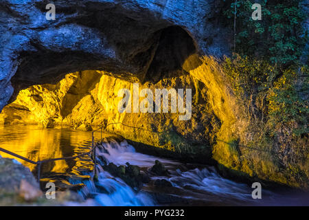 Fontaine de Fontestorbes,Fontaine de Fontestorbes,La Cascata, un phénomène,naturel,eau,,monte,et,falls,de,Montsegur,Ariège,France,French, Banque D'Images