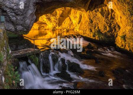 Fontaine de Fontestorbes,Fontaine de Fontestorbes,La Cascata, un phénomène,naturel,eau,,monte,et,falls,de,Montsegur,Ariège,France,French, Banque D'Images