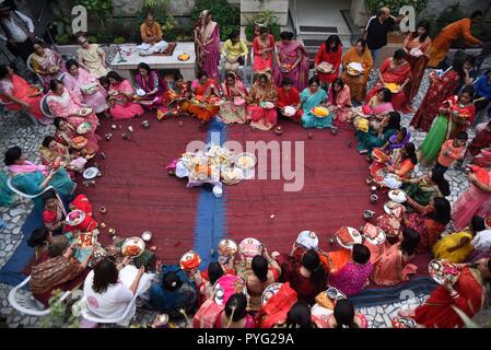 Allahabad, Uttar Pradesh, Inde. 27 Oct, 2018. Allahabad : femmes offrir des prières et rituels effectuer à l'occasion de Karwa Chauth festival à un temple à Allahabad. Credit : Prabhat Kumar Verma/ZUMA/Alamy Fil Live News Banque D'Images