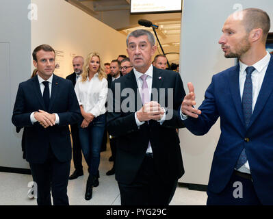 Prague, République tchèque. 27 Oct, 2018. Le président français, Emmanuel Macron (à gauche) visite le Musée des beaux-arts (NG) à Prague, où il a été montré la dernière exposition de la collection française achetée par l'état tchécoslovaque, il y a 95 ans à Prague, République tchèque, le 27 octobre 2018. Centre est République Tchèque PM Andrej Babis. Photo : CTK Michaela Rihova/Photo/Alamy Live News Banque D'Images