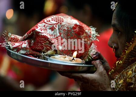 Allahabad, Uttar Pradesh, Inde. 27 Oct, 2018. Allahabad : femmes offrir des prières et rituels effectuer à l'occasion de Karwa Chauth festival à un temple à Allahabad. Credit : Prabhat Kumar Verma/ZUMA/Alamy Fil Live News Banque D'Images