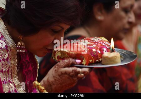 Allahabad, Uttar Pradesh, Inde. 27 Oct, 2018. Allahabad : femmes offrir des prières et rituels effectuer à l'occasion de Karwa Chauth festival à un temple à Allahabad. Credit : Prabhat Kumar Verma/ZUMA/Alamy Fil Live News Banque D'Images