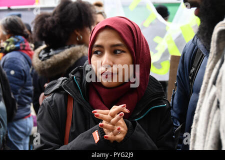 Londres, Royaume-Uni. 27 octobre 2018. Victimes de blanc , noir et asiatique aux familles et amis Campagne (UFFC) 20e anniversaire mars procession à Downing Street demande à la demande demander justice pour leur amour l'un tué par des politiques le 27 octobre 2018, Londres, Royaume-Uni. Credit Photo : Alamy/Capital Live News Banque D'Images