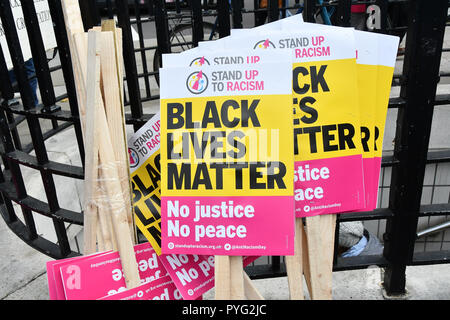 Londres, Royaume-Uni. 27 octobre 2018. Victimes de blanc , noir et asiatique aux familles et amis Campagne (UFFC) 20e anniversaire mars procession à Downing Street demande à la demande demander justice pour leur amour l'un tué par des politiques le 27 octobre 2018, Londres, Royaume-Uni. Credit Photo : Alamy/Capital Live News Banque D'Images