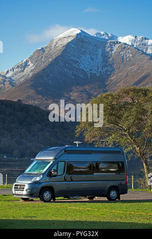 Campervan, Glen COE, Lochaber, Écosse, Royaume-Uni. 27 octobre 2018. Météo au Royaume-Uni, soleil dans les Highlands écossais après 0 degrés de nuit, première dépoussiérage de neige sur les sommets de Glencoe cet automne, camionnette de camping à Invercoe, Banque D'Images