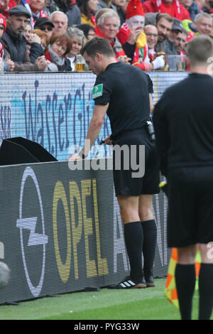 Mainz, Allemagne. 27 Oct, 2018. 27 octobre 2018, l'Allemagne, Mainz : Soccer : Bundesliga FSV Mainz 05 - Bayern Munich, 9e journée à l'Opel Arena. Osmers consulte les méfaits de l'arbitre assistant vidéo. Crédit : Thomas Frey/DPA - AVIS IMPORTANT : LDF un règlement DFB d interdire toute utilisation des photographies comme des séquences d'images et/ou quasi-vidéo./dpa/Alamy Live News Banque D'Images