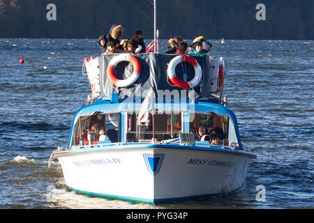 Le lac Windermere Cumbria UK 27 octobre 2018 journée ensoleillée claire mais frein north wind chill factor donne des 0c à la north jusqu'au lac de la haute lande .Credit:Gordon Shoosmith/Alamy Live News Banque D'Images