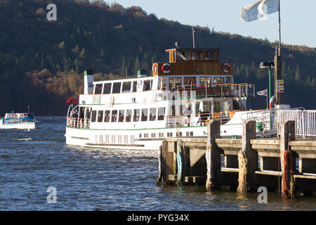 Le lac Windermere Cumbria UK 27 octobre 2018 journée ensoleillée claire mais frein north wind chill factor donne des 0c à la north jusqu'au lac de la haute lande .Credit:Gordon Shoosmith/Alamy Live News Banque D'Images