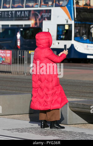 Blackpool, LaNCASHIRE, UK Weather. 27/10/2018. Les vents d'est froid, mais une journée d'automne ensoleillée pour les touristes dans le nord-ouest de l'hôtel. /MediaWorldImages AlamyLiveNews. Banque D'Images