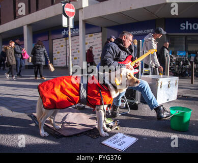 Blackpool, LaNCASHIRE, UK Weather. 27/10/2018. Les vents d'est froid, mais une journée d'automne ensoleillée pour les touristes dans le nord-ouest de l'hôtel. /MediaWorldImages AlamyLiveNews. Banque D'Images
