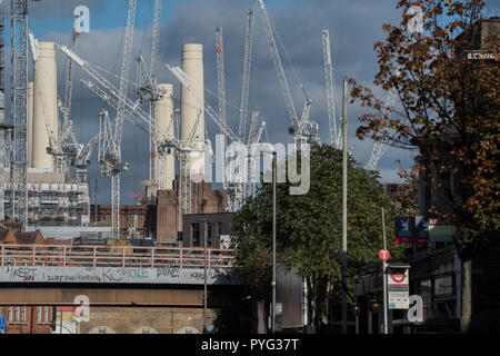 Londres, Royaume-Uni. 27 octobre 2018. Battersea Power Station est entouré par des grues comme les nouvelles cheminées brille dans le soleil d'automne. Crédit : Guy Bell/Alamy Live News Banque D'Images