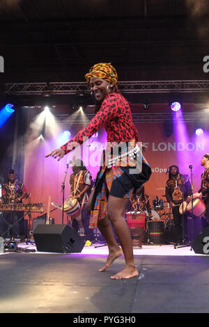 Londres 27 octobre 2018. Une partie clé du maire de Londres du Mois de l'histoire des Noirs, célébrations dance group Beeogo Yinga effectuer sur la scène du festival. Credit : Claire Doherty/Alamy Live News Banque D'Images