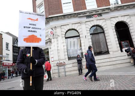 Hereford, Herefordshire, UK - Samedi 27 Octobre 2018 - de la manifestant Campagne de Solidarité Palestine se trouve à l'extérieur d'une succursale de la banque HSBC à Hereford pour protester contre les banques l'investissement dans la technologie militaire et les entreprises qui fournissent des armes et du matériel d'Israël. Photo Steven Mai / Alamy Live News Banque D'Images