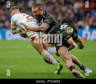 Hull, Royaume-Uni, 27 10 2018. 27 octobre 2018. KCOM Stadium, Hull, Angleterre ; Rugby League International Dacia, l'Angleterre contre la Nouvelle-Zélande ; Tommy Makinson durs la balle loin de sa propre ligne. Crédit photo:Dean Williams : Dean Williams/Alamy Live News Banque D'Images