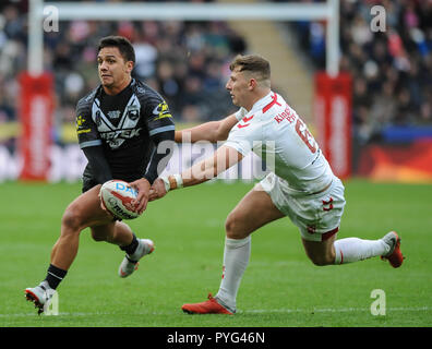 Hull, Royaume-Uni, 27 10 2018. 27 octobre 2018. KCOM Stadium, Hull, Angleterre ; Rugby League International Dacia, l'Angleterre contre la Nouvelle-Zélande ; Koddi Nikorima échappe à George Williams dans la ligue de rugby international. Crédit photo:Dean Williams : Dean Williams/Alamy Live News Banque D'Images