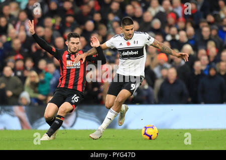 Craven Cottage, Londres, Royaume-Uni. 27 Oct, 2018. EPL, Premier League contre Fulham Bournemouth AFC ; Aleksandar Mitrovic de Fulham est titulaire d'arrêt Lewis Cook, de Bournemouth : Action Crédit Plus Sport/Alamy Live News Banque D'Images