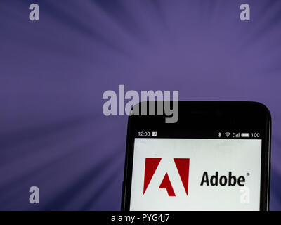 Kiev, Ukraine. 26Th Oct, 2018. Adobe Inc. logo vu affichée sur téléphone intelligent. Adobe Inc. est une multinationale américaine de logiciels d'entreprise. Crédit : Igor Golovniov SOPA/Images/ZUMA/Alamy Fil Live News Banque D'Images