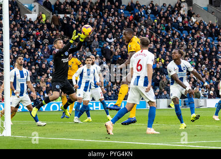 Brighton, UK. 27 octobre 2018. Gardien de Mathew Ryan de Brighton et Hove Albion au cours de la Premier League match entre Brighton et Hove Albion Wolverhampton Wanderers et à l'AMEX Stadium, Brighton, Angleterre le 27 octobre 2018. Photo par Liam McAvoy. Credit : UK Sports Photos Ltd/Alamy Live News Banque D'Images