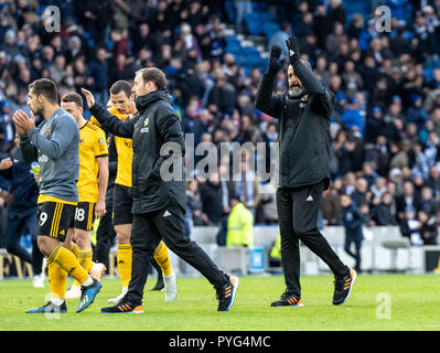 Brighton, UK. 27 octobre 2018. Nuno Espírito Santo manager de Wolverhampton Wanderers applaudit les fans après le premier match de championnat entre Brighton et Hove Albion Wolverhampton Wanderers et à l'AMEX Stadium, Brighton, Angleterre le 27 octobre 2018. Photo par Liam McAvoy. Credit : UK Sports Photos Ltd/Alamy Live News Banque D'Images