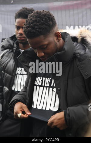 Londres, Royaume-Uni, 27 octobre 2018. Les amis, la famille et les partisans de campagne pour la justice pour les personnes qui sont mortes en détention, lors de son arrestation ou de prendre part à la 20e marche annuelle organisée par l'organisation des familles et amis Campagne. Certains portaient des 'Justice pour Nuno' t-shirts, Nuno Cordoso était un étudiant en droit de 25 ans qui est mort à l'arrière d'un fourgon de police à Oxford en 2017. La passe de mars à Downing Street Square Trafalger, où une pétition est remis. Roland Ravenhill/Alamy Live News. Banque D'Images