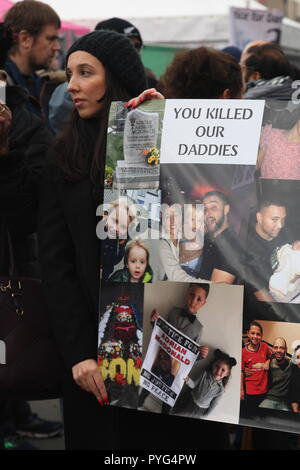 Londres, Royaume-Uni, 27 octobre 2018. Les amis, la famille et les partisans de campagne pour la justice pour les personnes qui sont mortes en détention, lors de son arrestation ou de prendre part à la 20e marche annuelle organisée par l'organisation des familles et amis Campagne. La passe de mars à Downing Street Square Trafalger, où une pétition est remis. Roland Ravenhill/Alamy Live News. Banque D'Images