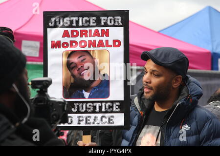 Londres, Royaume-Uni, 27 octobre 2018. Les amis, la famille et les partisans de campagne pour la justice pour les personnes qui sont mortes en détention, lors de son arrestation ou de prendre part à la 20e marche annuelle organisée par l'organisation des familles et amis Campagne. Ont été trouvés coupables d'une faute à la suite de la mort d'Adrian McDonald en 2014. La passe de mars à Downing Street Square Trafalger, où une pétition est remis. Roland Ravenhill/Alamy Live News. Banque D'Images