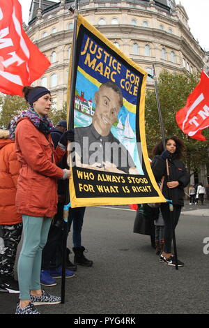 Londres, Royaume-Uni, 27 octobre 2018. Les amis, la famille et les partisans de campagne pour la justice pour les personnes qui sont mortes en détention, lors de son arrestation ou de prendre part à la 20e marche annuelle organisée par l'organisation des familles et amis Campagne. La passe de mars à Downing Street Square Trafalger, où une pétition est remis. L'usage de la police d'un Taser sur Marc Cole en 2017. Roland Ravenhill/Alamy Live News. Banque D'Images