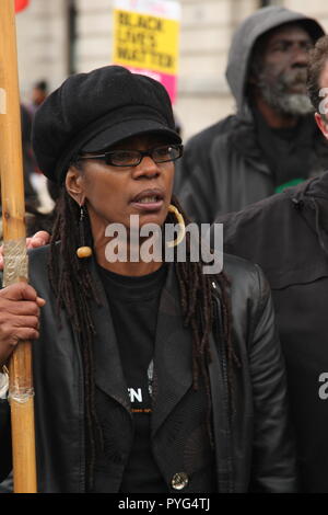 Londres, Royaume-Uni, 27 octobre 2018. Marcia Rigg, soeur de Sean Rigg, qui est mort en garde à vue en 2008. Les amis, la famille et les partisans de campagne pour la justice pour les personnes qui sont mortes en détention, lors de son arrestation ou de prendre part à la 20e marche annuelle organisée par l'organisation des familles et amis Campagne. La passe de mars à Downing Street Square Trafalger, où une pétition est remis. Roland Ravenhill/Alamy Live News. Banque D'Images